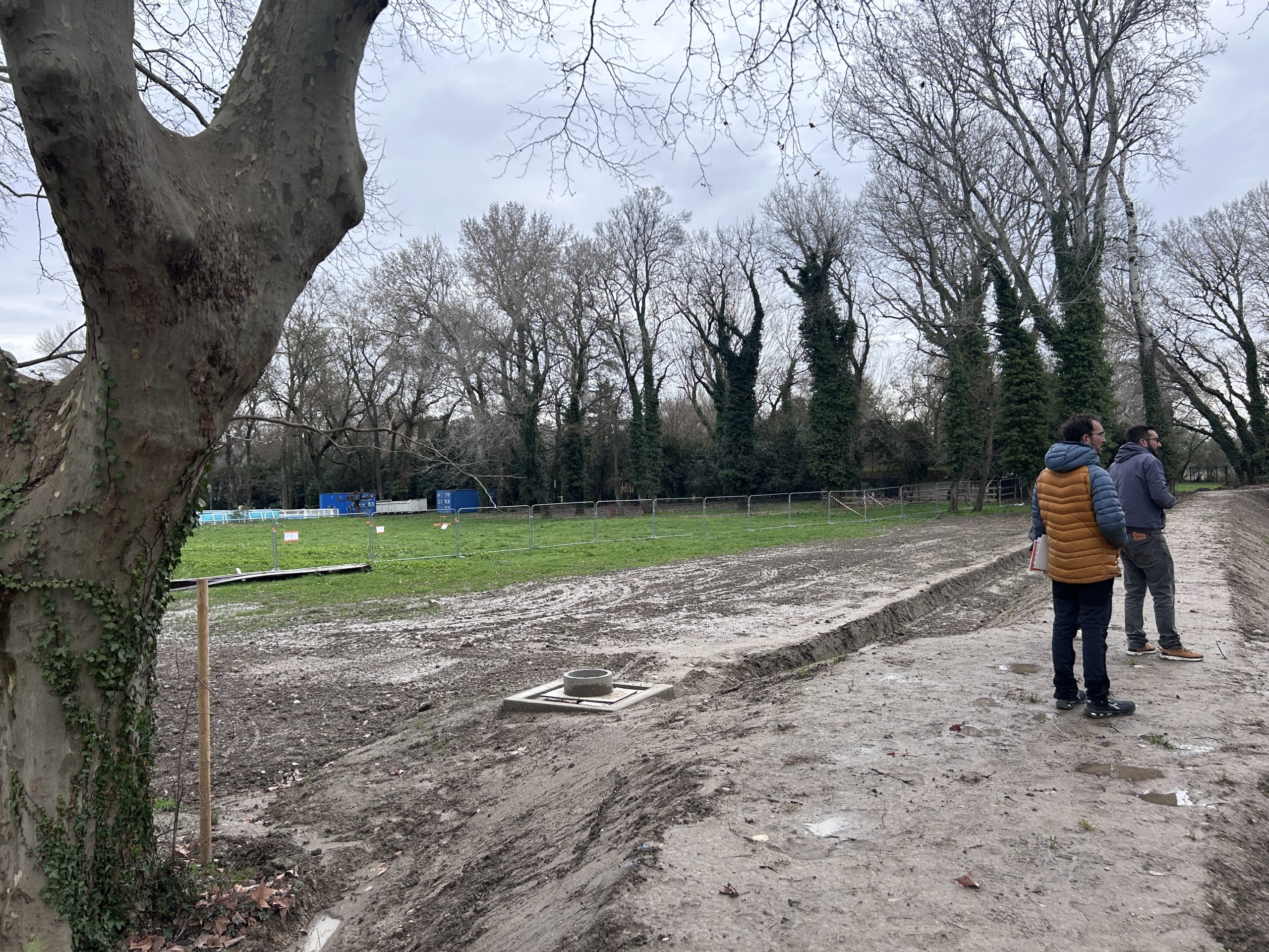 Repérage terrain sur site naturel vierge avant implantation d'un festival